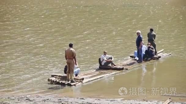 游客在大型木制筏航行视频
