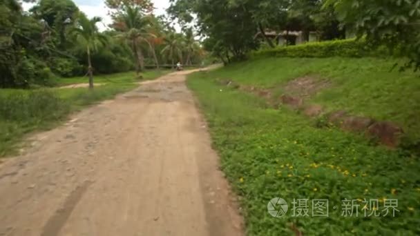 沿地面公路摩托车