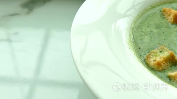 奶油菠菜汤配烤面包视频