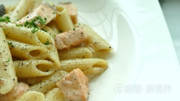 意大利面条 carbonara 与鲑鱼片