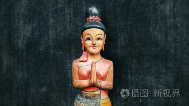 雕像与传统的泰国问候语