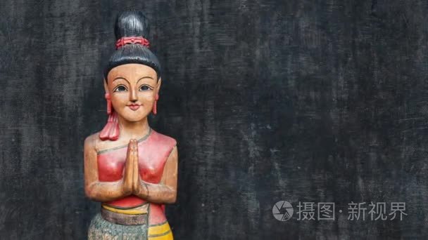 雕像与传统的泰国问候语视频