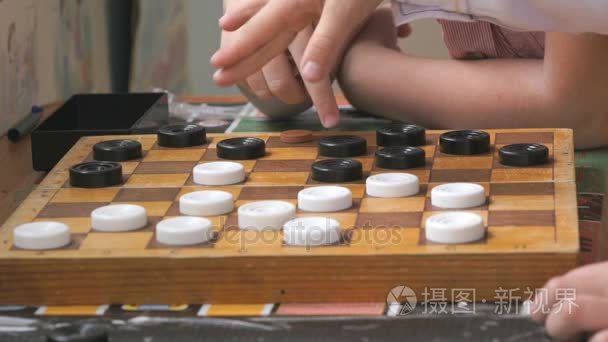 孩子们在花园里玩跳棋