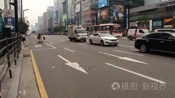 视图在街边在韩国首尔江南区道路交通