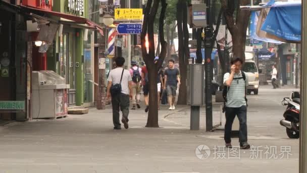 人们走过 Insadon 街在首尔，韩国