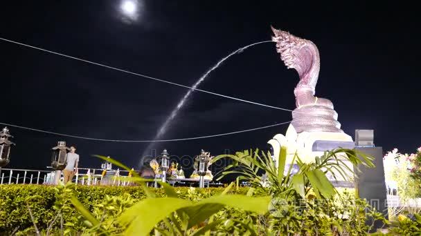 那空拍侬、 泰国-2016 年 12 月，︰ 交通和泰国那空拍侬在夜间漫游在主广场上的人