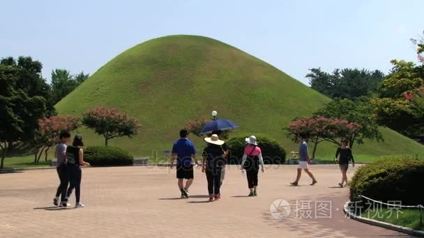 人们访问新罗古王国在韩国庆州举行的皇家陵墓视频