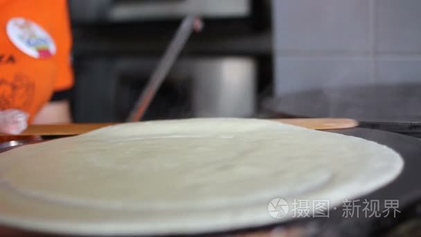 厨师煎在专业煎饼煎饼视频