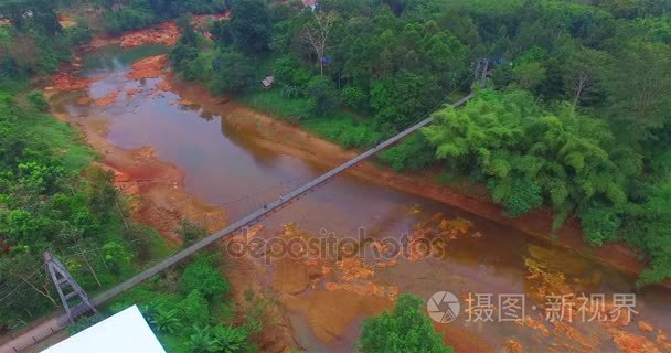 一座横跨河的长吊桥连接镇到林视频