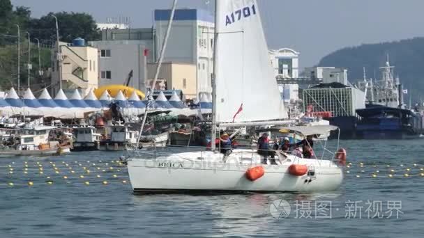 人在韩国济州港口的航行游艇视频