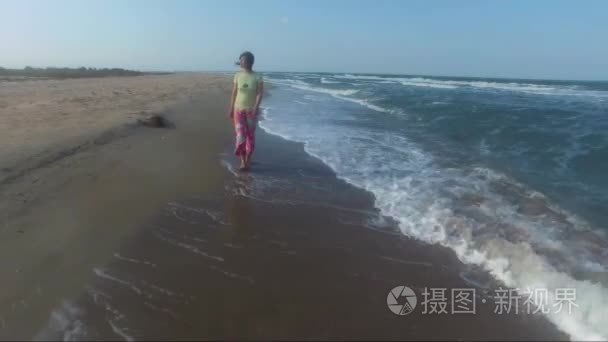 运动型女人去冲浪沿线视频