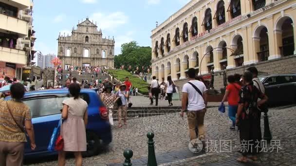 人们过马路中国澳门圣保尔斯葡萄牙教堂的废墟前