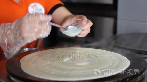 厨师准备煎饼火腿视频