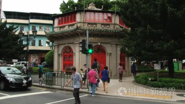 人的时候穿过马路交通灯在澳门，中国
