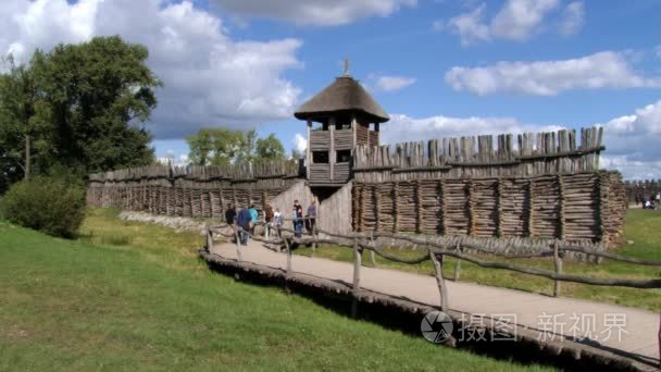 人们访问副本的铁器时代强化安置在 Biskupin，波兰