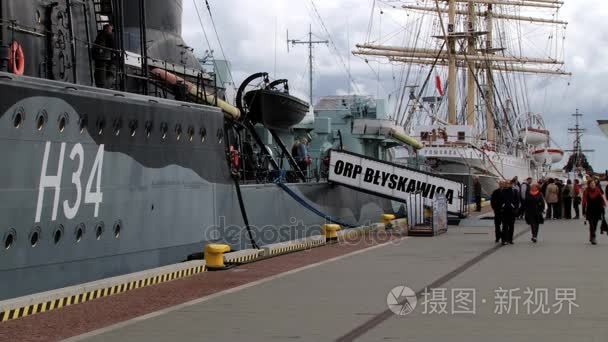 人们访问波兰驱逐舰船从格丁尼亚，波兰 Ww2 Orp Blyskawica