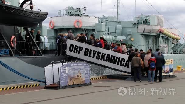 人们访问波兰驱逐舰船从格丁尼亚，波兰Ww2OrpBlyskawica