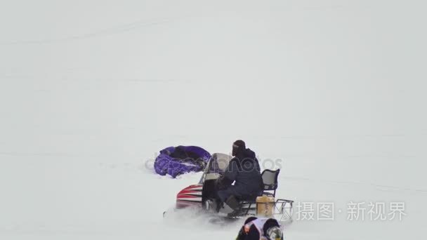 在冬季冰河在雪地上的人视频