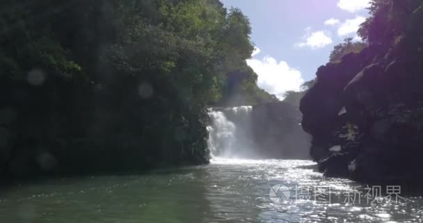 瀑布和黑色火山岩在毛里求斯视频