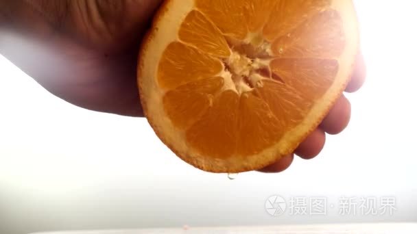 手的特写镜头榨橙汁视频