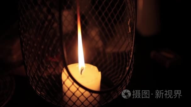 在黑暗中点亮蜡烛的灯笼视频