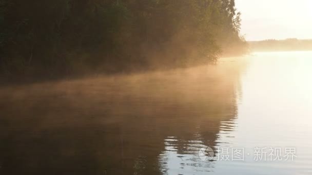 湖的水面上太阳的金色光芒。湖上的日落日出。阳光在水面上的汗水