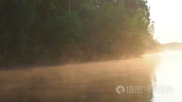 湖的水面上太阳的金色光芒。湖上的日落日出。阳光在水面上的汗水