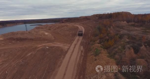 重型机械砂采石场的飞行视频