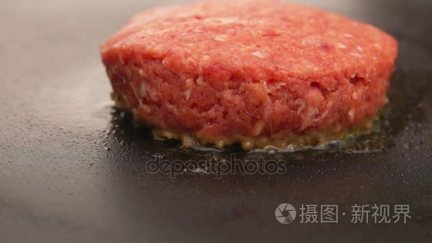 汉堡在石烧烤烹饪视频