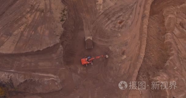 重型机械砂采石场的飞行视频