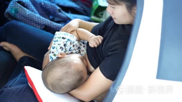 旧的一年亚洲宝宝母乳喂养视频