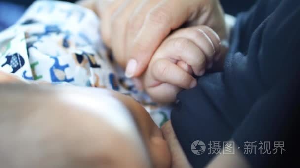 旧的一年亚洲宝宝母乳喂养