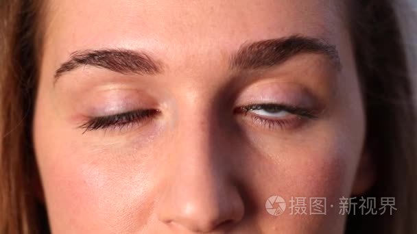 一个漂亮的女孩要入睡,疲惫的眼睛的特写镜头短视频