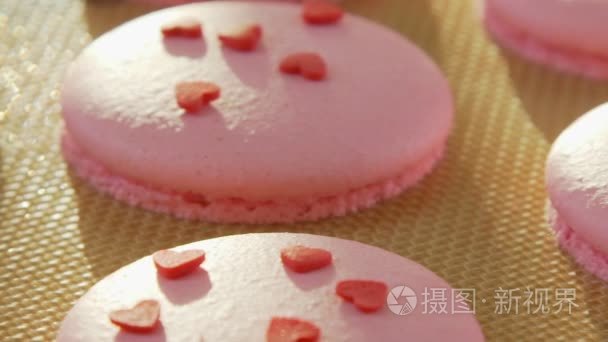 粉红色的蛋白杏仁饼干-饼干甜点。蛋白杏仁饼干装饰用的心