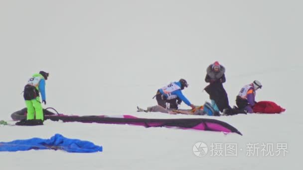 2017 年 1 月 7 日，在俄罗斯喀山雪风筝节橙色风，运动员城市上空准备比赛冰河