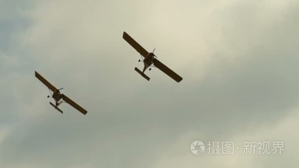 两辆轻型飞机在空中表演视频