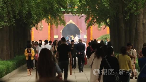 人们走过永和寺在北京，中国的领土