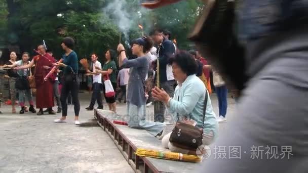 人们祷告、 烧香永和寺在北京，中国