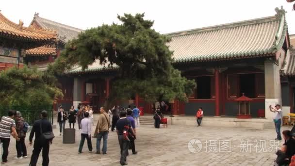 人们走过永和寺在北京，中国的领土