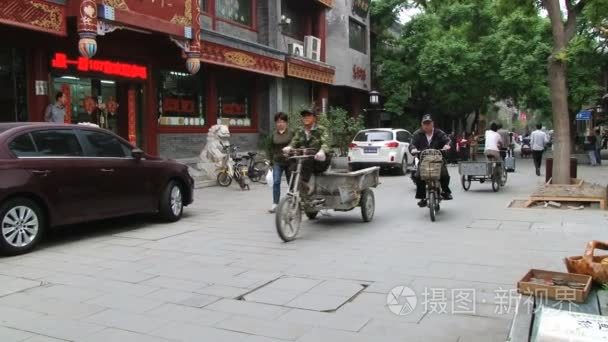 人骑摩托车在中国北京一条街