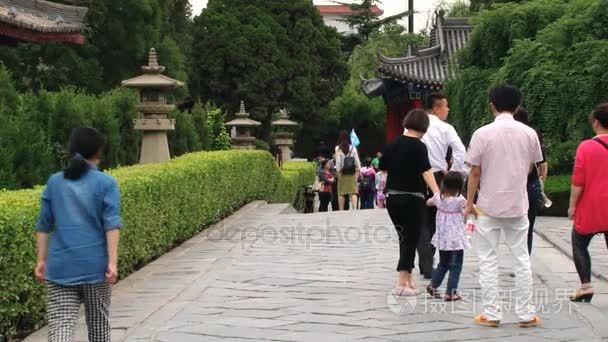 游客们参观华清池景区在西安，中国