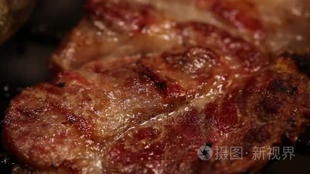 烧烤海鲜食品和猪肉视频