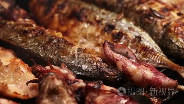 烧烤海鲜食品和猪肉视频