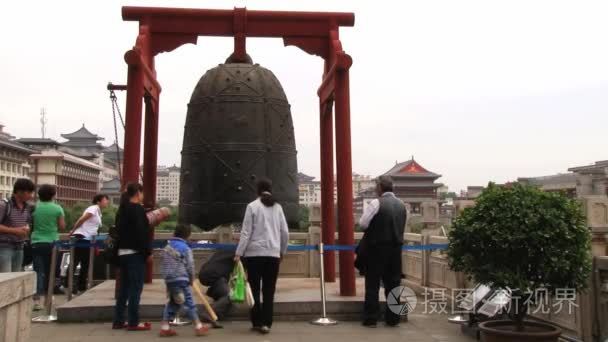 人们访问西安市中心钟楼