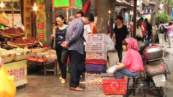 人们走在西安市街头食品市场视频