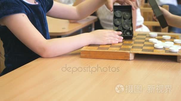 小女孩在花园里玩西洋跳棋