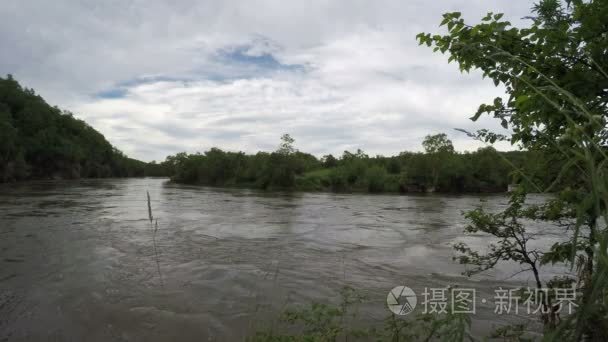 在阴沉的天气浑水冷山区河流视频