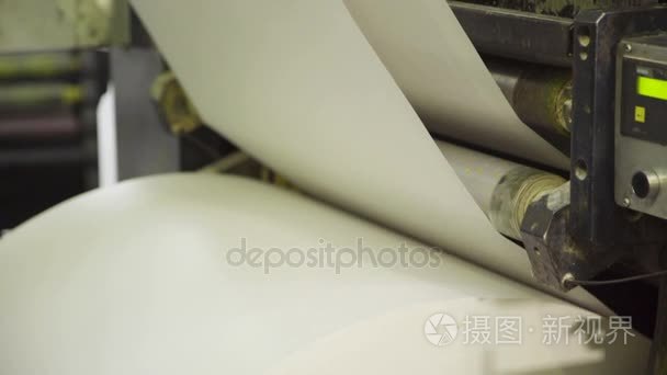 机器拉曲折大纸卷在印刷厂视频