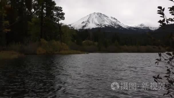 视图的山森从熊湖秋天的颜色视频