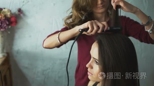 化妆师让女孩漂亮的发型啊前一个重要的事件视频
